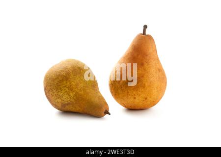 Zwei reife saftige Birnenfrüchte mit weichem Schatten isoliert auf weißem Hintergrund mit Schnittpfad. Stockfoto