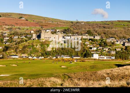 14. April 2023: Harlech, Gwynedd, Wales, Vereinigtes Königreich – Harlech Castle und Harlech Golf Course auf einem sonnigen Frühlingssonntag. Stockfoto