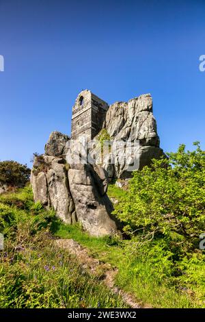 Ruinen der Kapelle St. Michael, Roche Rock, Cornwall, an einem erstaunlich hellen Tag im Mai. Der Stein soll heilende Kräfte haben. Stockfoto