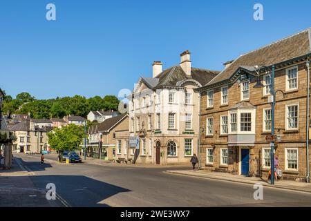 3. Juni 2023: Okehampton, Devon, UK - Fore Street im Zentrum von Okehampton, einer historischen Marktstadt am nördlichen Rand von Dartmoor. Das Gebäude auf... Stockfoto