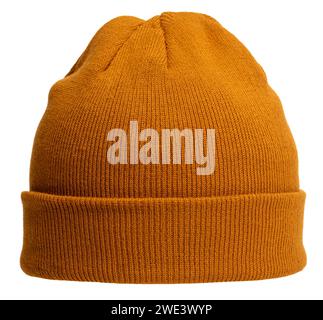 Eine leuchtend senfgelbe Strickmütze, ein warmes und stilvolles Accessoire für kalte Tage auf weißem Hintergrund Stockfoto