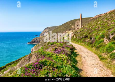 Wheal Coates Motorenhaus und Schornstein am South West Coast Path zwischen St Agnes Head und Church Porth Stockfoto