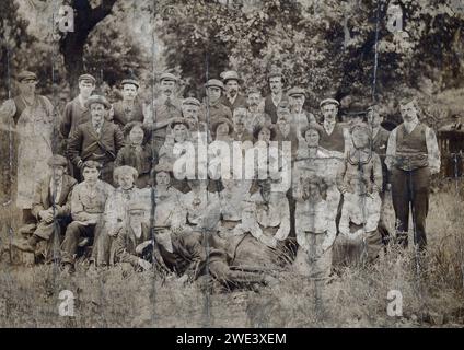 Ein beschädigtes und nicht restauriertes Gruppenfoto von Briten auf einem Feld. Stockfoto