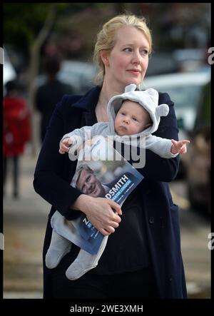 Image ©Lizenzierung an Parsons Media. 29/04/2016. London, Vereinigtes Königreich. Alice Goldsmith Macht Wahlkampf. Alice Goldsmith Macht Wahlkampf. Alice Goldsmith, die Ehefrau von Zac Goldsmith, der Bürgermeisterkandidatin der Konservativen Partei, war während der Londoner Bürgermeisterwahl im Südwesten Londons aktiv. Foto von Andrew Parsons / Parsons Media Stockfoto