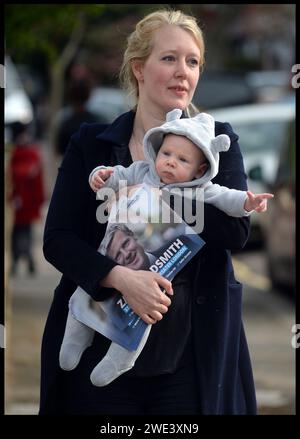 Image ©Lizenzierung an Parsons Media. 29/04/2016. London, Vereinigtes Königreich. Alice Goldsmith Macht Wahlkampf. Alice Goldsmith Macht Wahlkampf. Alice Goldsmith, die Ehefrau von Zac Goldsmith, der Bürgermeisterkandidatin der Konservativen Partei, war während der Londoner Bürgermeisterwahl im Südwesten Londons aktiv. Foto von Andrew Parsons / Parsons Media Stockfoto