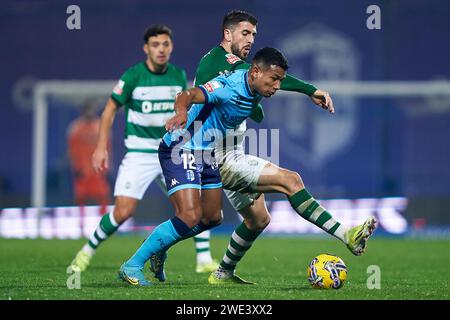 Paulinho von Sporting CP tritt um den Ball mit Rafael Bustamante vom FC Vizela während des Liga Portugal Betclic-Spiels zwischen dem FC Vizela und Sportin an Stockfoto