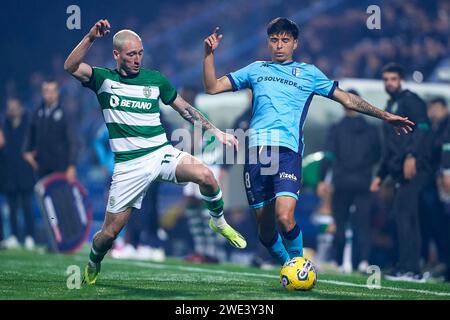 Nuno Santos von Sporting CP tritt um den Ball mit Alex Mendez vom FC Vizela während des Liga Portugal Betclic-Spiels zwischen dem FC Vizela und Sporting C an Stockfoto