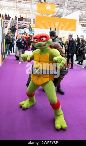 Olympia, London, Großbritannien. Januar 2024. Die Spielwarenmesse zum 70. Geburtstag, organisiert von der British Toy & Hobby Association, wird vom 23. Januar bis 25. Januar 2024 eröffnet. Die größte Fachmesse für Spielzeug, Spiel und Hobby in Großbritannien findet jährlich Ende Januar im Olympia London statt. Bild: Die Toyfair Parade 2024. Quelle: Malcolm Park/Alamy Live News Stockfoto