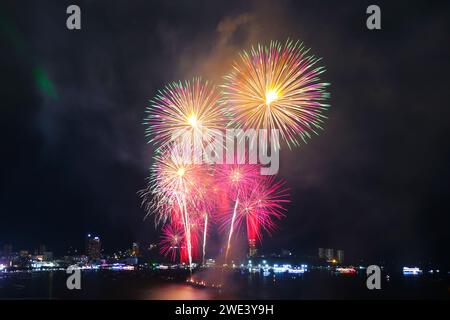 Fantastisches mehrfarbiger Feuerwerk, das am Nachthimmel planscht Stockfoto