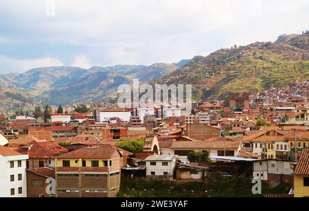 Panoramablick auf Cusco aus der Vogelperspektive vom Hügel über der Stadt, Cusco, Peru, Südamerika Stockfoto