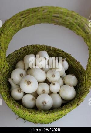 Hausgemachter Strohkorb Gefüllt Mit Frischer Weißer Zwiebel Von Oben Stockfoto