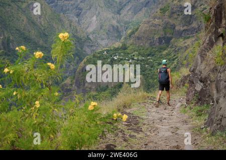 Ein Mann wandert in den Bergen des Cirque de Mafate auf der Insel Réunion. Die tropische Insel ist beliebt für Wanderungen im Freien und Wanderwege. Stockfoto