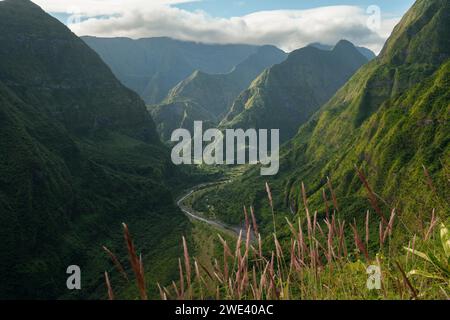 Blick auf den Kater von Mafate, Insel Réunion, vom Kanalisation des Orangers. Es ist ein beliebtes Ziel für Touristen, Wanderungen und Wanderungen. Stockfoto