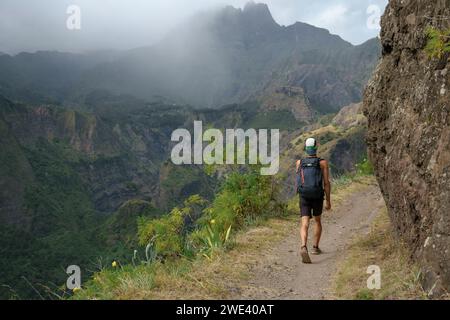 Ein Mann wandert in den Bergen des Cirque de Mafate auf der Insel Réunion. Die tropische Insel ist beliebt für Wanderungen im Freien und Wanderwege. Stockfoto