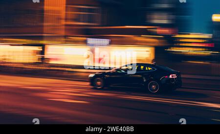 Elektrifizieren Sie Ihren Antrieb: Eine visuelle Ode an die Eleganz eines Elektrofahrzeugs Stockfoto