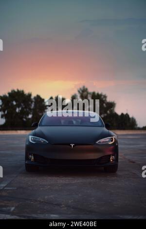 Elektrifizieren Sie Ihren Antrieb: Eine visuelle Ode an die Eleganz eines Elektrofahrzeugs Stockfoto