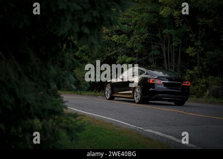 Elektrifizieren Sie Ihren Antrieb: Eine visuelle Ode an die Eleganz eines Elektrofahrzeugs Stockfoto