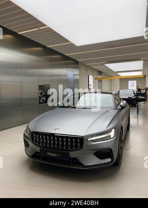 Elektrifizieren Sie Ihren Antrieb: Eine visuelle Ode an die Eleganz eines Elektrofahrzeugs Stockfoto