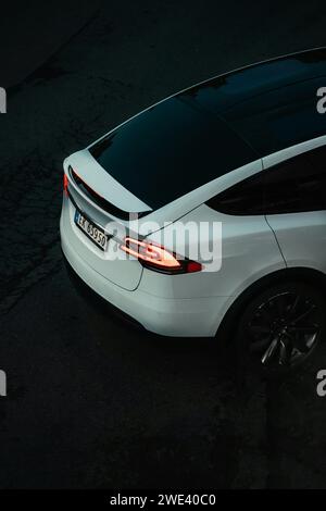 Elektrifizieren Sie Ihren Antrieb: Eine visuelle Ode an die Eleganz eines Elektrofahrzeugs Stockfoto