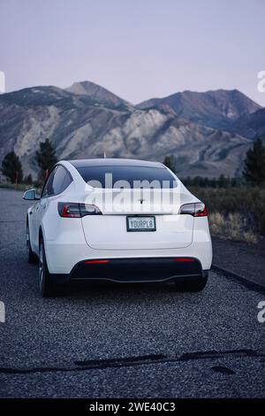 Elektrifizieren Sie Ihren Antrieb: Eine visuelle Ode an die Eleganz eines Elektrofahrzeugs Stockfoto