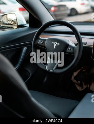 Elektrifizieren Sie Ihren Antrieb: Eine visuelle Ode an die Eleganz eines Elektrofahrzeugs Stockfoto