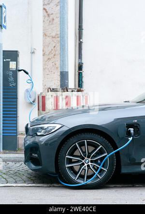 Elektrifizieren Sie Ihren Antrieb: Eine visuelle Ode an die Eleganz eines Elektrofahrzeugs Stockfoto