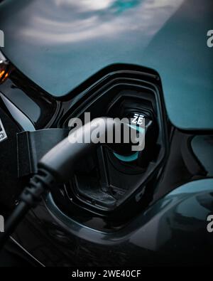 Elektrifizieren Sie Ihren Antrieb: Eine visuelle Ode an die Eleganz eines Elektrofahrzeugs Stockfoto