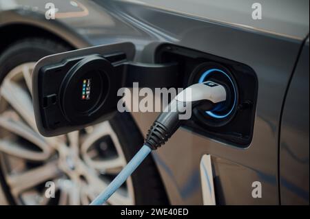 Elektrifizieren Sie Ihren Antrieb: Eine visuelle Ode an die Eleganz eines Elektrofahrzeugs Stockfoto