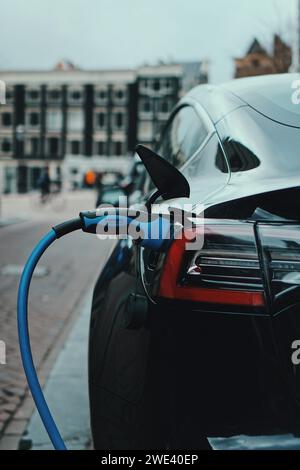 Elektrifizieren Sie Ihren Antrieb: Eine visuelle Ode an die Eleganz eines Elektrofahrzeugs Stockfoto