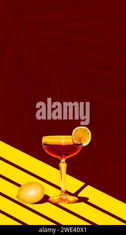 Zeitgenössische Kunstcollage. Aperol Spritz Cocktail garniert mit Zitronenscheibe, serviert vor kreativem gelb-burgunderfarbenem Hintergrund mit Silhouetten von Stockfoto