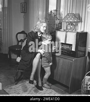 Radio in den 1940ern Eine Mutter und ihr Sohn hören Radio. Neben den UKW-Übertragungen lokaler Radiosender wurden auch ausländische Radiosender auf Langwelle gehört. 1946. Krisotffersson Ref. Y16-6 Stockfoto