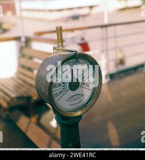 Auf einem Schiff in den 1960ern Das Triebwerkstelegramm des Schiffes, das Gerät, das auf einem Schiff benutzt wird, um den Ingenieur im Maschinenraum zu befehlen, die Geschwindigkeit zu senken, entweder rückwärts oder vorwärts zu erhöhen, anzuhalten oder sich in Bereitschaft zu befinden. Hergestellt von A. robinsons & Co Liverpool. Gegründet 1760. Schweden 1968. Kristoffersson Ref. DV19 Stockfoto