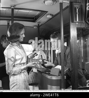 Mazetti-Schokolade. Eine junge Frau in einem Bus lädt den Busfahrer ein, ihren dunklen Schokoladenkuchen zu probieren, und im Gegenzug wird sie gesehen, wie sie ein Busticket bekommt. 1962. Kristoffersson Ref. CZ55-8 Stockfoto