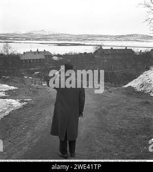 Die größte Stadt der Welt. 1944 soll Kiruna in Schweden von einer ländlichen Gemeinde in eine Stadt umstrukturiert werden. Pläne, die zu dieser Zeit ein paar Jahre voraus sind, die aber laut Kirunas Gemeindevorstand Hjalmar Nyström fest sind. Kiruna soll mit einer Fläche von 14.000 Quadratkilometern die größte Stadt der Welt werden. Ein Gebiet, das 18-mal so groß ist wie New York und achtmal so groß wie London Die beiden Weltmetropolen, die zu dieser Zeit etwa zehn Millionen Einwohner hatten. Kiruna hat etwa 500. Der gesamte nordwestliche Lappland Berg W Stockfoto