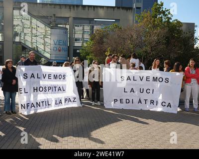 Demonstranten halten Plakate während eines Protestes nach der Schließung der pädiatrischen Intensivstation im Krankenhaus Universitario La Paz am 18. Januar 2024 in Madri Stockfoto