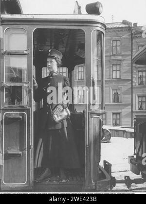 Weibliche Straßenbahnleiter im Jahr 1916. Die ersten vollständig ausgebildeten weiblichen Dirigenten haben ihre Arbeit an den Straßenbahnen in Kristiania, dem heutigen Oslo Norwegen, aufgenommen. Eine Straßenbahnleiterin in Uniform steht in der Straßenbahn. Nach zeitgenössischen Berichten seien die Männer sehr bezweifelt, dass Frauen als solche arbeiten dürfen. Stockfoto