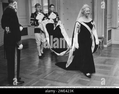 Prinzessin Sibylla von Sachsen-Coburg und Gotha. januar 1908 bis 28. november 1972. Sie war Mitglied der schwedischen Königsfamilie und Mutter des heutigen schwedischen Königs Carl XVI. Gustaf. Sie wurde schwedische Prinzessin, als sie 1932 den Herzog Gustaf Adolf von Västerbotten heiratete. Sie hatte damit die Aussicht, eines Tages Königin zu werden, aber der Prinz wurde 1947 bei einem Flugzeugabsturz getötet und lebte nicht mehr auf dem schwedischen Thron. Ihr Sohn wurde im Jahr nach ihrem Tod König. Bild am 13. januar 1972 zur Eröffnung des schwedischen parlaments, in einem langen Kleid mit zwei HofLakaien lif Stockfoto