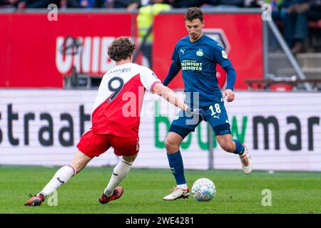 Utrecht, Niederlande. Januar 2024. UTRECHT, NIEDERLANDE - 21. JANUAR: Sam Lammers vom FC Utrecht kämpft am 21. Januar 2024 im Stadion Galgenwaard in Utrecht um den Ball mit Olivier Boscagli vom PSV. (Foto von Joris Verwijst/Orange Pictures) Credit: Orange Pics BV/Alamy Live News Stockfoto