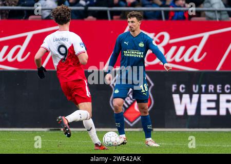 Utrecht, Niederlande. Januar 2024. UTRECHT, NIEDERLANDE - 21. JANUAR: Sam Lammers vom FC Utrecht kämpft am 21. Januar 2024 im Stadion Galgenwaard in Utrecht um den Ball mit Olivier Boscagli vom PSV. (Foto von Joris Verwijst/Orange Pictures) Credit: Orange Pics BV/Alamy Live News Stockfoto