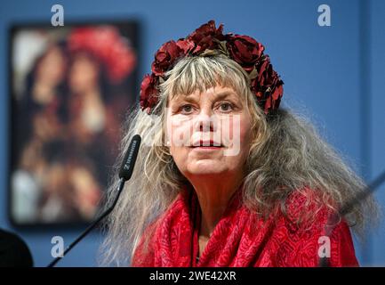 Berlin, Deutschland. Januar 2024. Fotografin Gundula Schulze Eldowy spricht bei der Ausstellung 'Halt die Ohren steif! Gundula Schulze Eldowy und Robert Frank an der Akademie der Künste am Pariser Platz. Die Arbeiten sind vom 25. Januar bis zum 1. April 2024 zu sehen. Quelle: Jens Kalaene/dpa/Alamy Live News Stockfoto