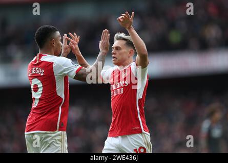 TOR 3:0, Leandro Trossard von Arsenal Torfeier mit Gabriel Jesus von Arsenal. - Arsenal gegen Crystal Palace, Premier League, Emirates Stadium, London, UK - 20. Januar 2024. Nur redaktionelle Verwendung – es gelten Einschränkungen für DataCo. Stockfoto