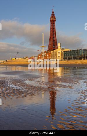 Blackpool Tower, eine berühmte Touristenattraktion in der Stadt Blackpool, Lancashire, England Stockfoto