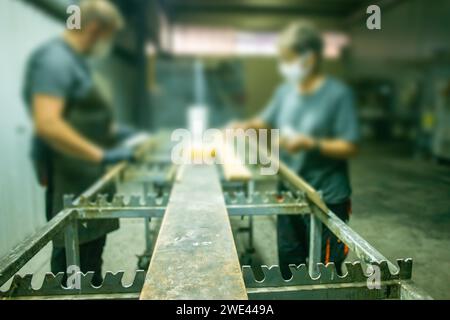 Arbeiter, die in der Lackabteilung in der Holzverarbeitungsfabrik arbeiten Stockfoto