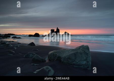 Lange Exposition bei Sonnenuntergang am Strand von Benijo auf Teneriffa Stockfoto