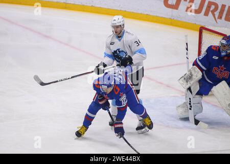Sankt Petersburg, Russland. Januar 2024. SKA Hockey Club Spieler Nikita Kamalov (12) und Dinamo Hockey Club Spieler Sergej Kuznetsov (34) in Aktion während der Kontinentalen Hockey League, reguläre Saison KHL 2023 - 2024 zwischen SKA Sankt Petersburg und Dinamo Minsk im Eissportzentrum. (Endpunktzahl; SKA St. Petersburg 1:2 Dinamo Minsk) Credit: SOPA Images Limited/Alamy Live News Stockfoto
