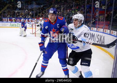 Sankt Petersburg, Russland. Januar 2024. SKA Hockey Club Spieler Alexander Nikishin (21) und Dinamo Hockey Club Spieler Yegor Borikov (67) in Aktion während der Kontinental Hockey League, reguläre Saison KHL 2023–2024 zwischen SKA Sankt Petersburg und Dinamo Minsk im Eissportzentrum. (Endpunktzahl; SKA St. Petersburg 1:2 Dinamo Minsk) Credit: SOPA Images Limited/Alamy Live News Stockfoto