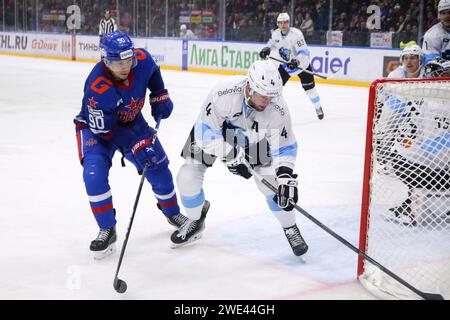 Sankt Petersburg, Russland. Januar 2024. SKA Hockey Club Spieler Valentin Zykov (90) und Dinamo Hockey Club Spieler Codie Curran (4) in Aktion während der Kontinental Hockey League, reguläre Saison KHL 2023–2024 zwischen SKA Sankt Petersburg und Dinamo Minsk im Eissportpalast. (Endpunktzahl; SKA St. Petersburg 1:2 Dinamo Minsk) Credit: SOPA Images Limited/Alamy Live News Stockfoto