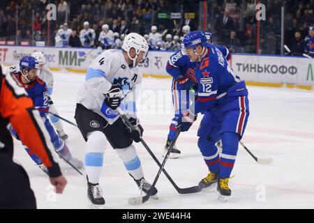 Sankt Petersburg, Russland. Januar 2024. SKA Hockey Club Spieler Nikita Kamalov (12) und Dinamo Hockey Club Spieler Kodie Curran (4) in Aktion während der Kontinental Hockey League, reguläre Saison KHL 2023 - 2024 zwischen SKA Sankt Petersburg und Dinamo Minsk im Eissportpalast. (Endpunktzahl; SKA St. Petersburg 1:2 Dinamo Minsk) Credit: SOPA Images Limited/Alamy Live News Stockfoto