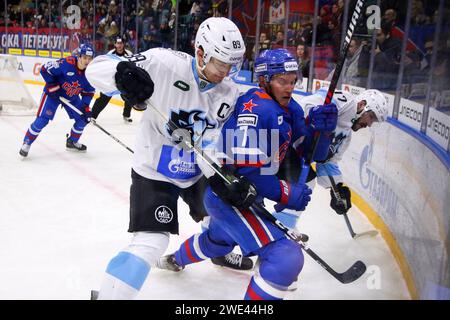 Sankt Petersburg, Russland. Januar 2024. Dinamo Hockey Club Spieler, Dmitry Korobow (89) und SKA Hockey Club Spieler, Vasily Glotov (7) in Aktion während der Kontinental Hockey League, reguläre Saison KHL 2023 - 2024 zwischen SKA Sankt Petersburg und Dinamo Minsk im Eissportpalast. (Endpunktzahl; SKA St. Petersburg 1:2 Dinamo Minsk) Credit: SOPA Images Limited/Alamy Live News Stockfoto