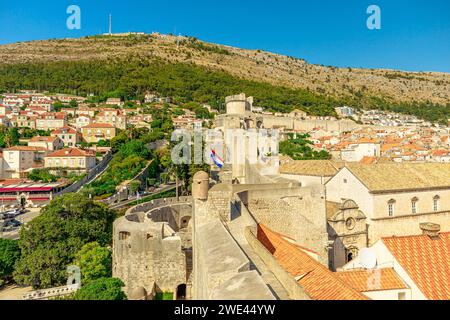 Blick aus der Vogelperspektive auf die Stadtmauern von Dubrovnik in Kroatien. Blick auf die Festung Lovrijenac Dubrovnik, die UNESCO-venezianische Stadt Kroatien in Dalmatien. Quadrat des Großen Stockfoto